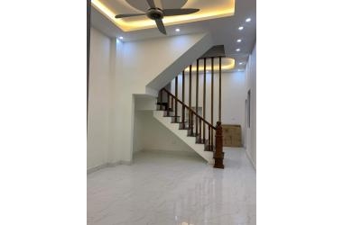 Bán nhà ngõ 467 Lĩnh Nam ÔTÔ đỗ cửa 2 mặt thoáng sân rộng Diện tích 58m2 mặt tiền 6m 4 tầng giá 3.35tỷ