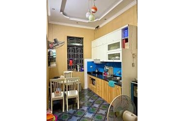 Cần tiền bán gấp ,Nguyễn Văn Cừ 60m2, 4 Tầng , Mặt tiền 5m, Giá 4.1 tỷ , tặng nội thất