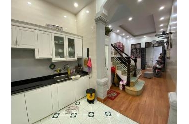 CHÍNH CHỦ BÁN NHÀ PHẠM NGỌC THẠCH - ĐỐNG ĐA - DT: 32.8M2 - 5 TẦNG - Ô TÔ ĐỖ CỬA - GIÁ CHỈ: 2.35 TỶ. LH: 0966 9080 99