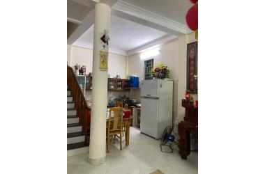 Cần tiến bán gấp nhà Đức Giang , 45m2, 4 tầng giá 2.9 tỷ . ô tô đỗ cửa