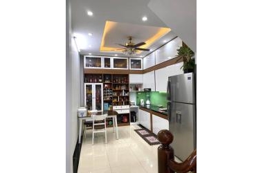 Bán gấp Nhà Phùng Hưng, MT: 5m, 4 tầng,  58m2, 3,7 tỷ, LH 0967897269, ô tô đỗ cửa.