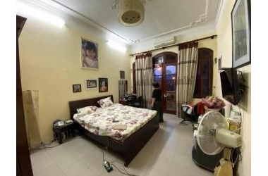 Bán Nhà Mặt Phố Hoàng Cầu Vị Trí Đắc Địa Vỉa Hè Đá Bóng View Bất Tận 53 m 5 Tầng 22 tỷ