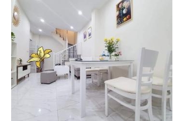 Nhà Hồ Ba Mẫu 2.45 tỷ, 30m2 4 tầng, gần hồ, tặng nội thất, SĐCC