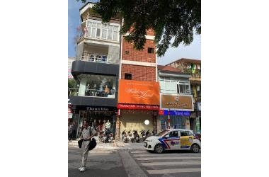 Tập trung bán để ra nước ngoài định cư, không tìm khách thuê nữa. Bán nhà lô góc mặt phố Cầu Giấy.